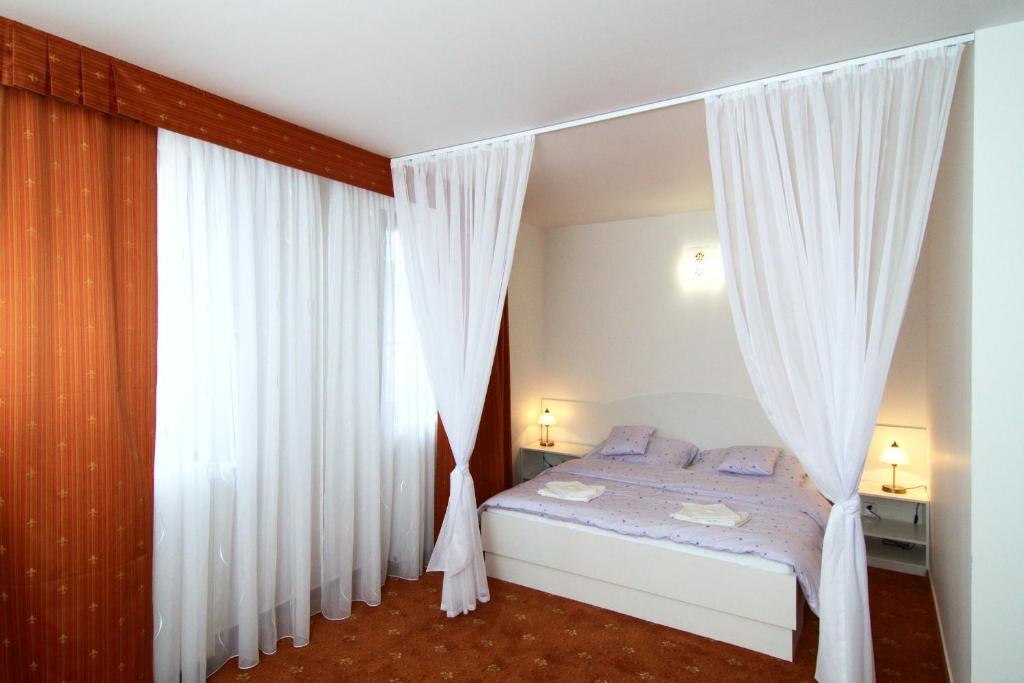 Hotel Pod Sluncem Třebíz Rom bilde